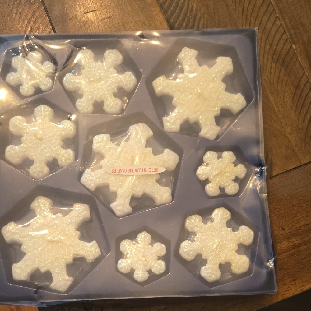 Elegant White Snowflake Ornaments Set